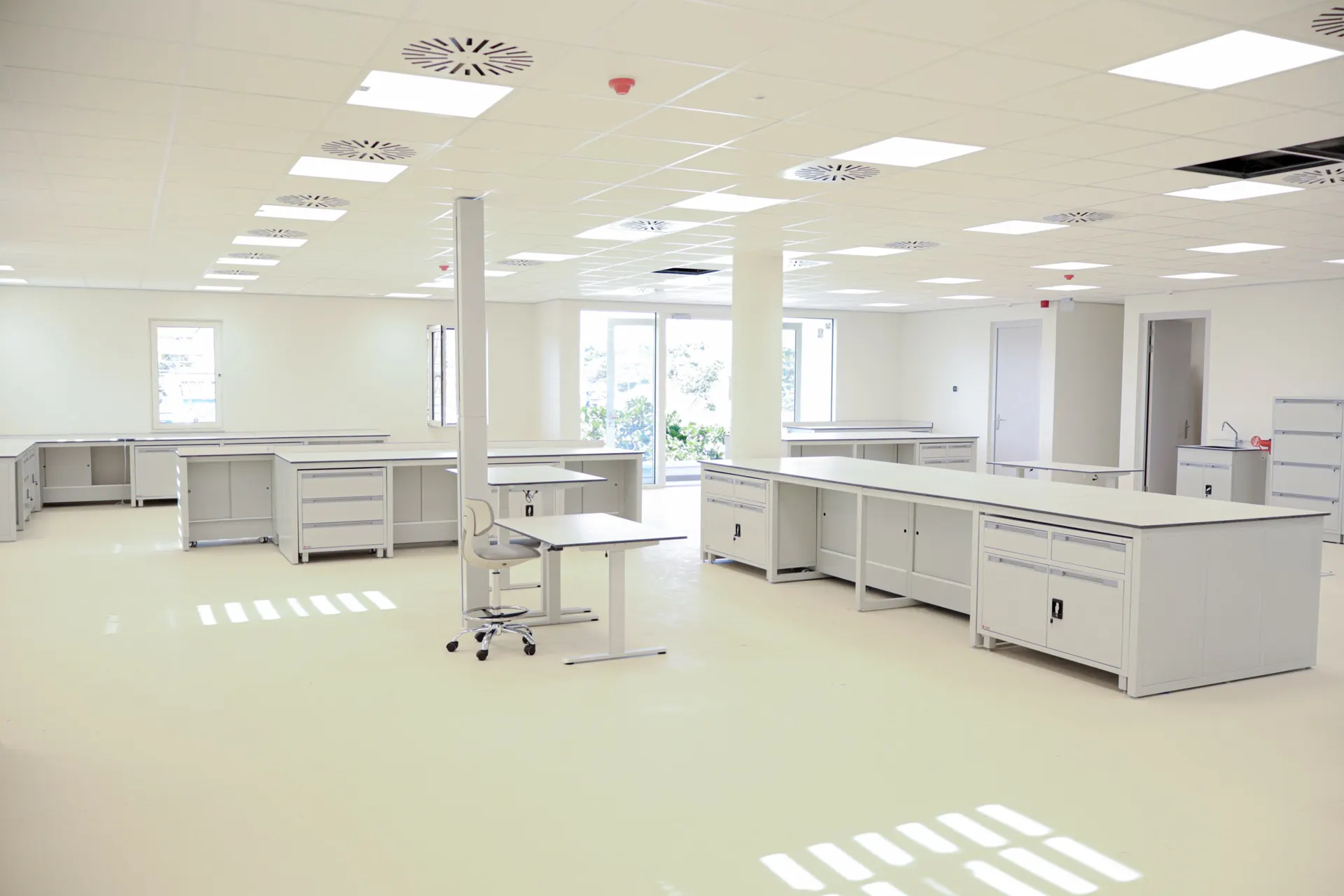 Laboratorio con mobiliario técnico instalado