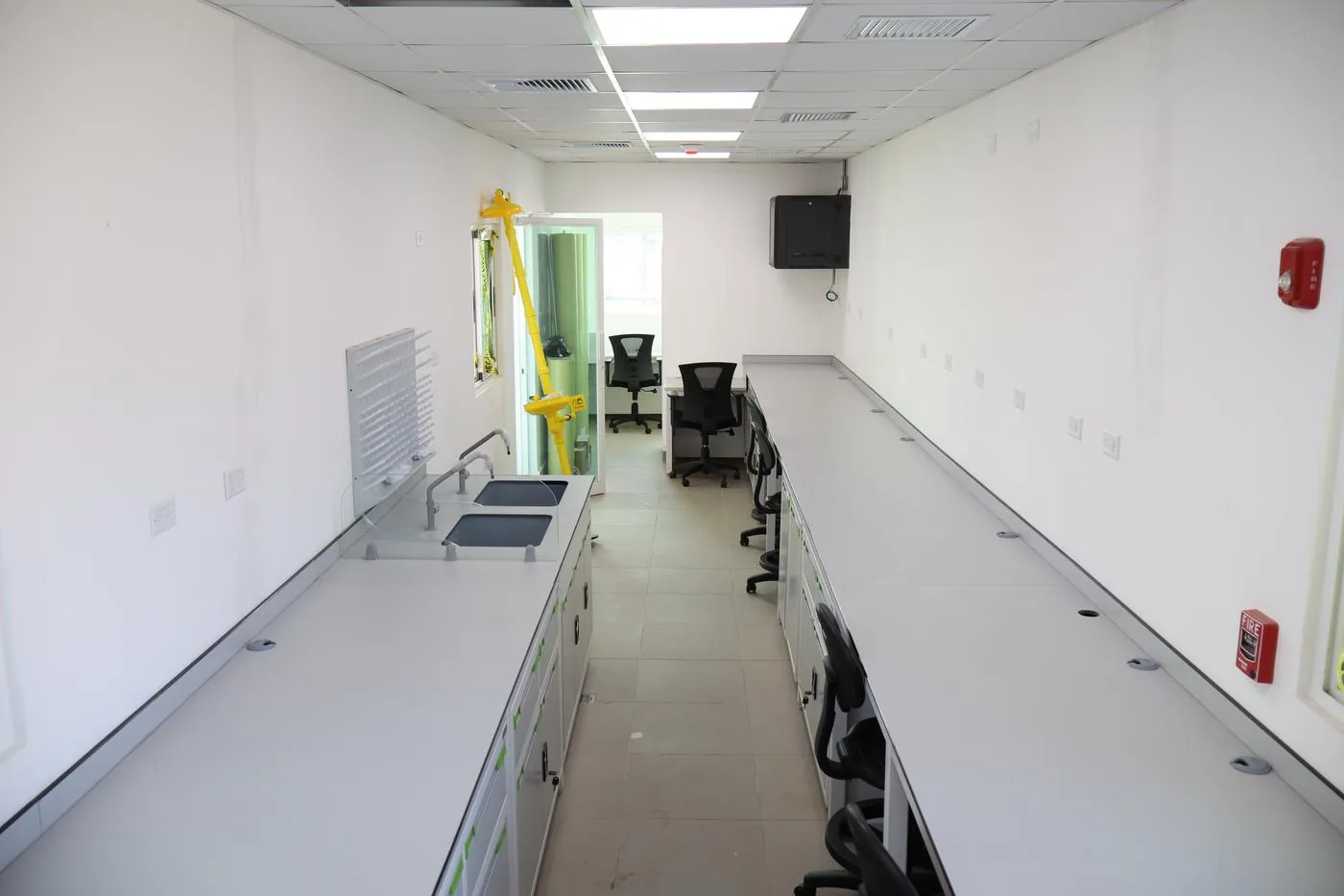 Línea de mesones, lavado y ducha de seguridad en el laboratorio de Afluena