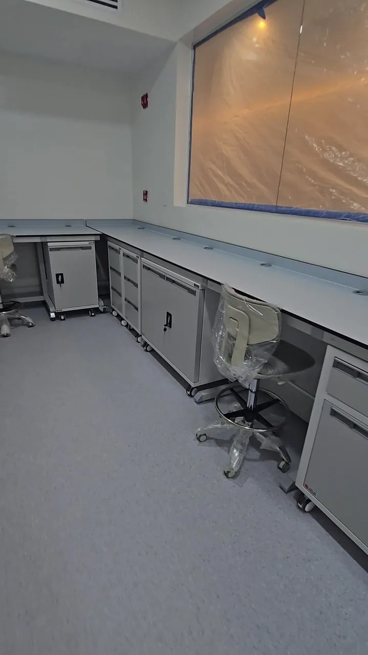 Gabinetes inferiores móviles con ruedas y banquetas en la galería de Cellab