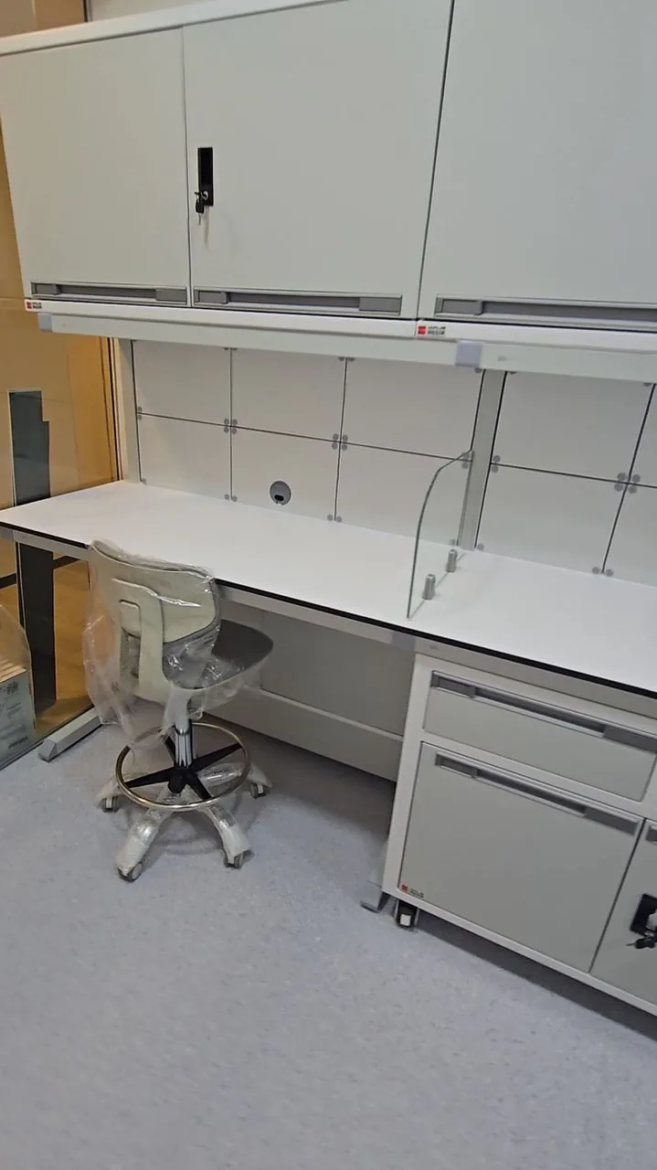 Salpicadero y gabinetes superiores en el laboratorio de Cellab