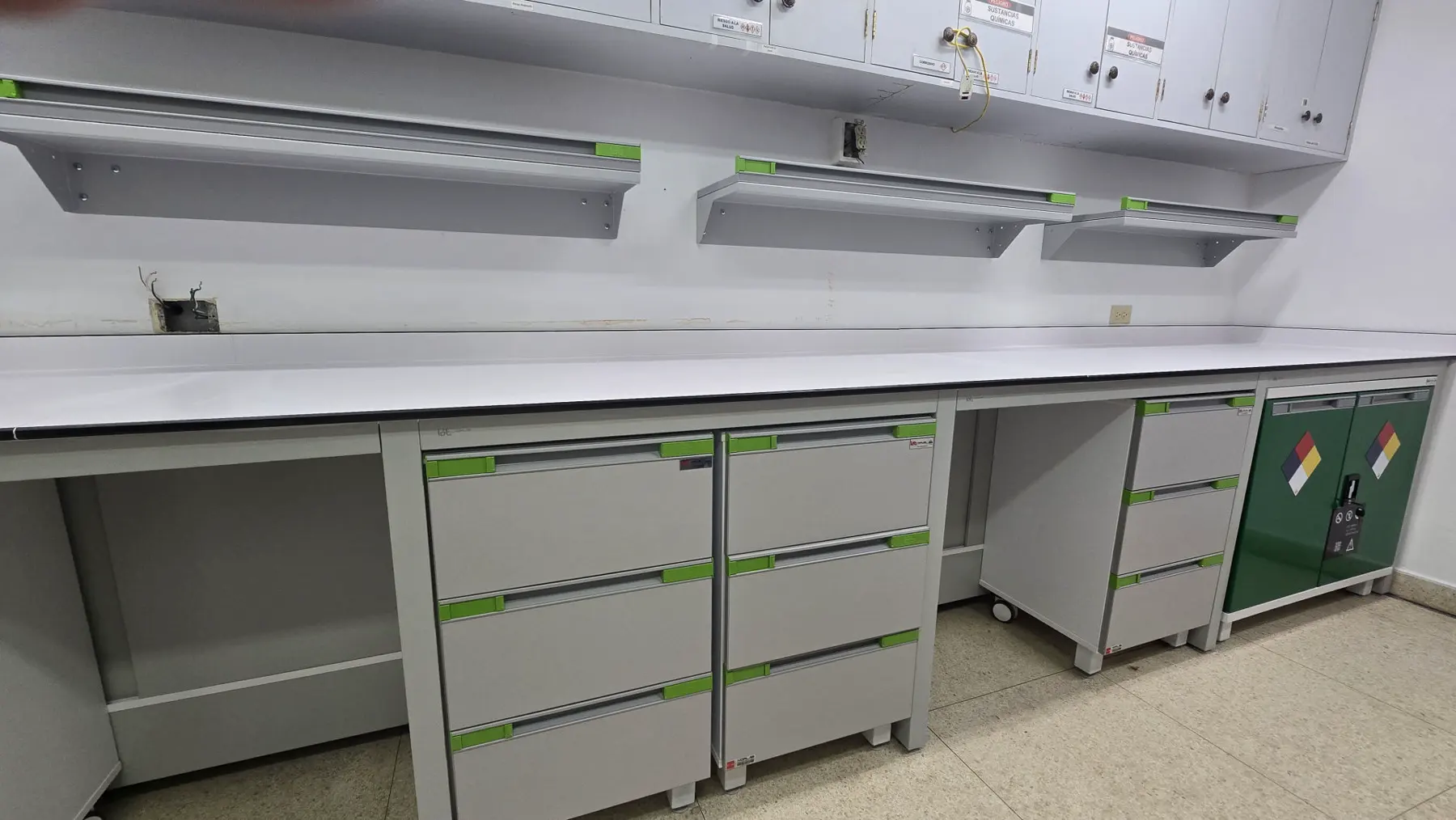 Equipo de laboratorio en una instalación en Panamá