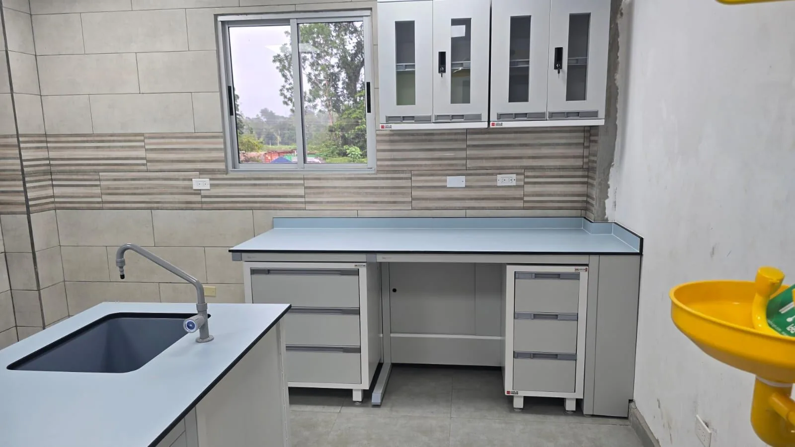 Lavado y lavaojos en el laboratorio de la planta potabilizadora del IDAAN en Changuinola