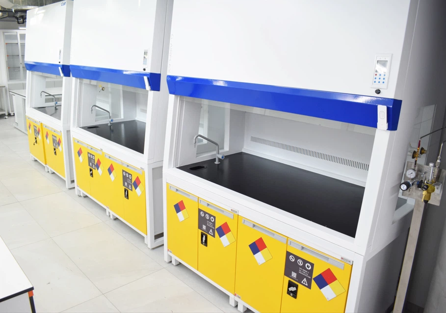 Cabina de seguridad y sistema de extracción en laboratorio
