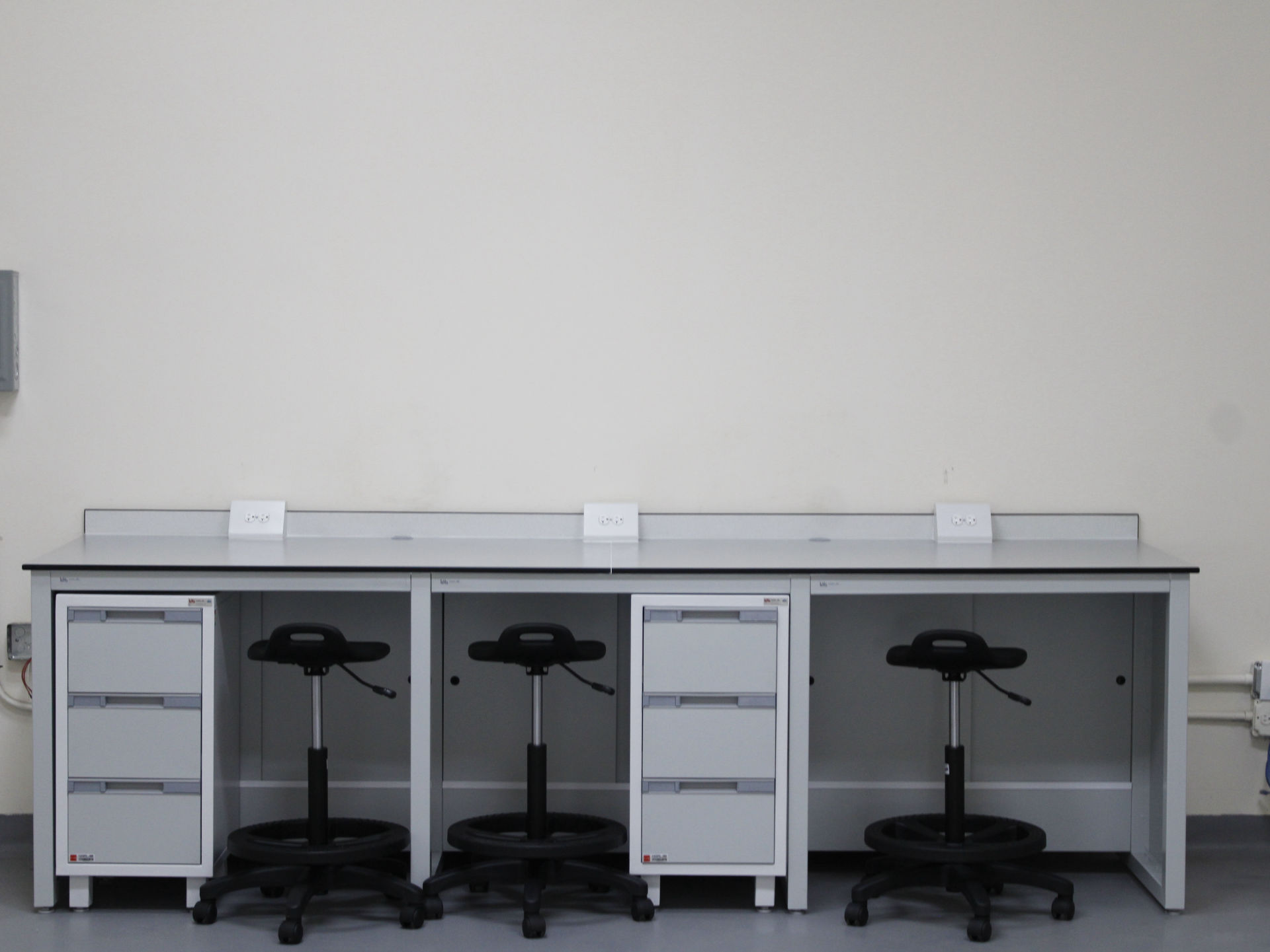 Revisión de planos y distribución de un laboratorio