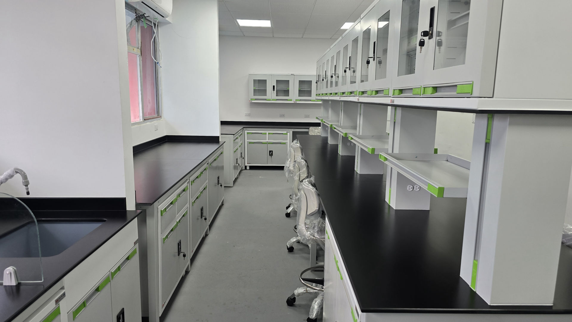 Superficie de trabajo en una instalación de laboratorio en Panamá