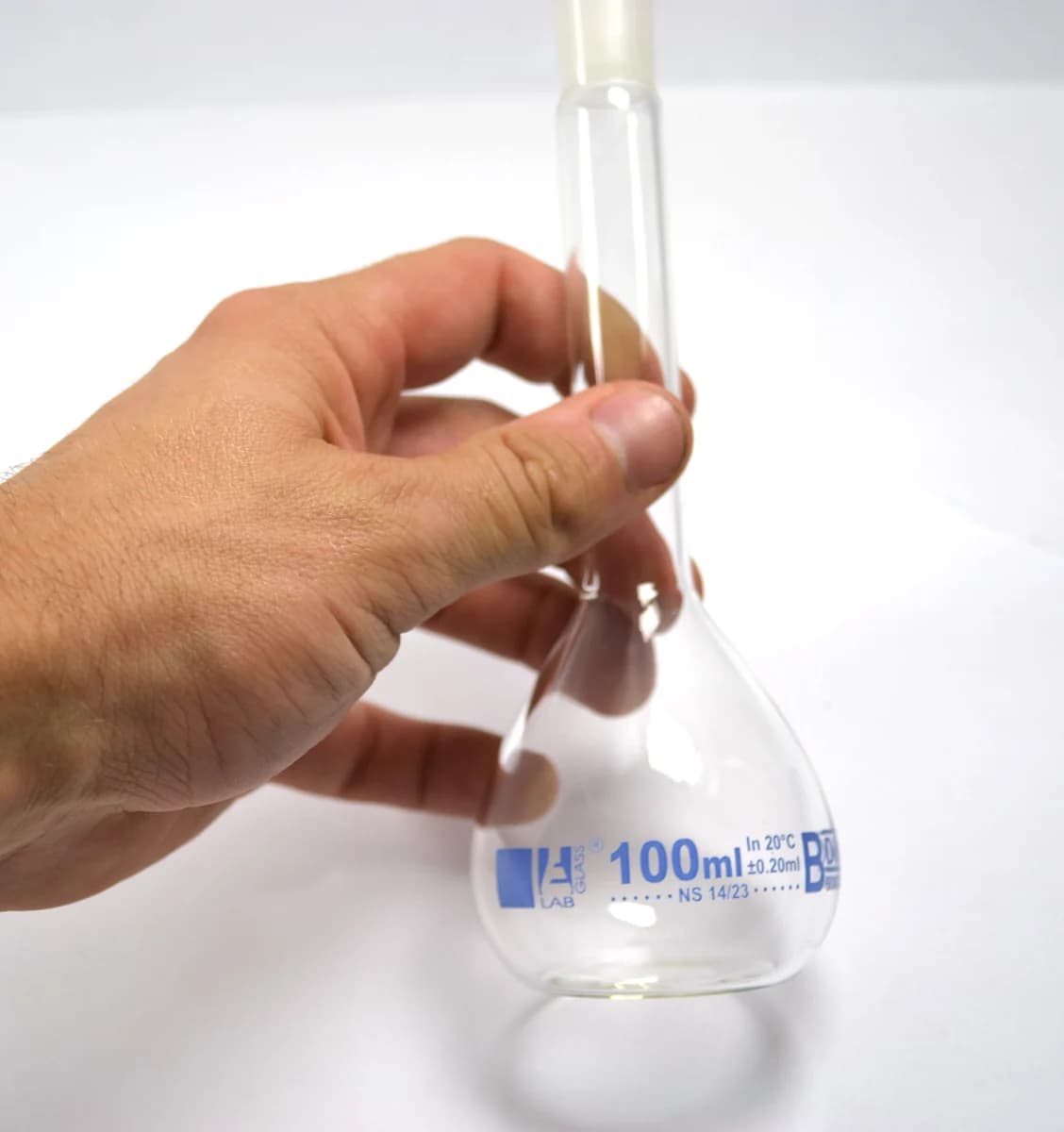 Matraz volumétrico de 100ml Clase B vidrio borosilicato con tapón polietileno - imagen 2
