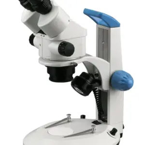 Estereomicroscopio trinocular SZM-45N-E sobre mesa de laboratorio con cámara acoplada.