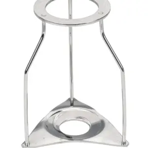 Trípode de laboratorio de 7 pulgadas en acero cromado colocado sobre la mesa con rejilla.